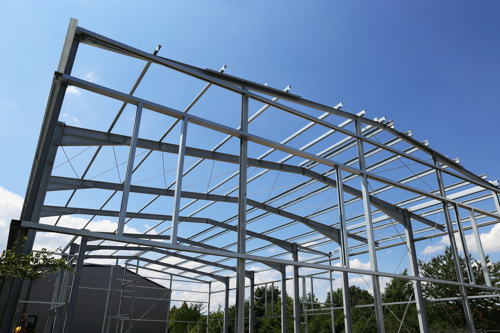 Z czego wynika popularność hal stalowych?